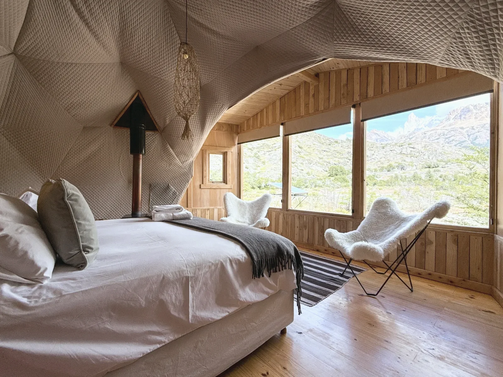The bed in the dome, facing the great window